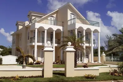 Image de Embruns De L'OCÉAN! ! ! Maison De Plage Opulente Avec Piscine Au Coeur Des Bahamas