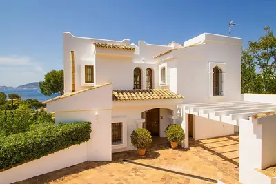 Image de Belle villa avec piscine privée et jardin, vue sur la mer