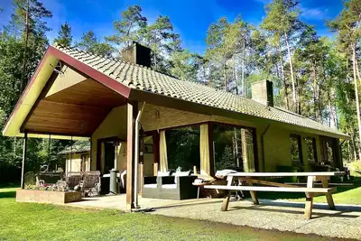 Image de Bungalow privé avec court de tennis pour famille / famille au milieu de la Veluwe