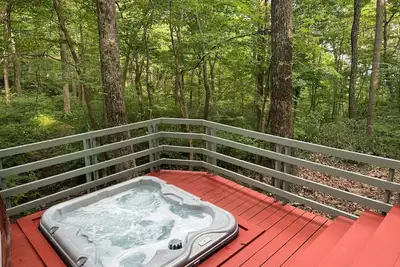 Image de Jacuzzi! Foyer! Sentier de randonnée hors propriété! 60 \"Hdtv Walk to Inn Cozy 4br maison