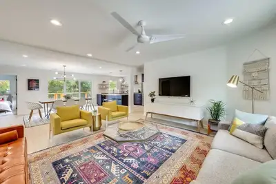 Image de 5br / 3ba Trésor de Travis Heights avec piscine chauffée! 4 minutes du centre-ville, SoCo et Acl!