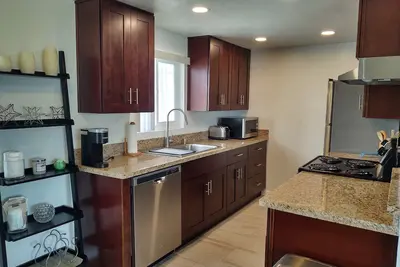 Image de Spacieux 2bd 2ba apt. près de la plage, des restaurants, des divertissements et des boutiques.