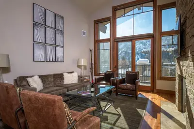 Image de Penthouse moderne à 3 pâtés de maisons de la rue principale avec bain à remous sur le toit, vue sur la montagne