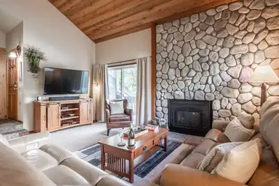 Image de Condo d'angle nouvellement rénové sur le parcours de golf avec accès au bain à remous et vue sur la montagne
