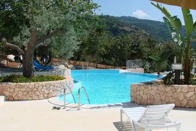 Image de 20% de réduction pour 7 nuits jusqu'à la fin de l'année. Vues Piscine luxueuse pour les familles / couples