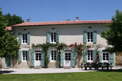 Image de Spacieuse ferme avec grande piscine fermée privée chauffée et un vaste terrain