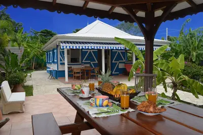 Image de Maison typique et son kiosque, pour les repas en plein air.