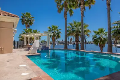 Image de Luxe 4 chambres 3. 5 salles de bain avec piscine et spa sur le Delta de la baie de découverte
