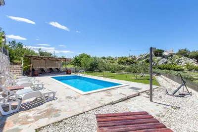 Image de vieille maison en pierre Lelas