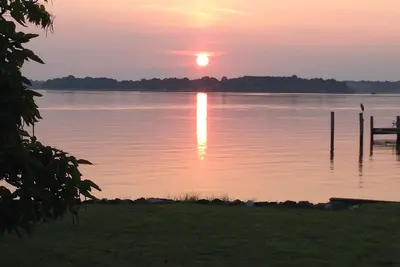 Image de Maison historique au bord de l'eau, véranda avec moustiquaire, 2 kayaks, Wi-Fi, quai, cannes à pêche