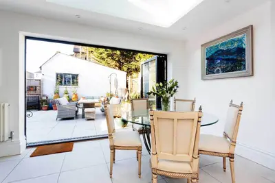 Image de Superbe maison de 2 chambres avec beau jardin privé (veeve)