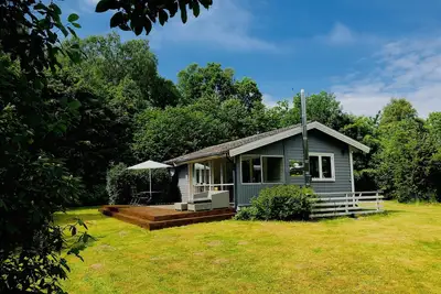 Image de Top maison de vacances à Laholm / Mellbystrand avec terrasse ensoleillée, cheminée + jardin d'hiver