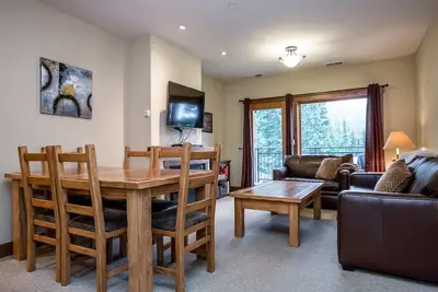 Image de Condo méticuleux avec un excellent accès aux pistes de ski et aux sentiers de randonnée d'été