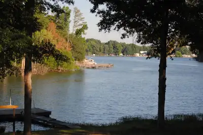 Image de Lac Murray House avec une vue superbe et une salle d'écran Huge