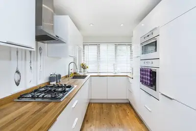 Image de Un beau luxueux 4 chambres 2 salles de bains et une toilette pour les invités