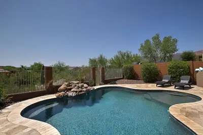 Image de Réflexion absolue avec piscine privée / vue sur le mont & 4 chambres / tous les rois