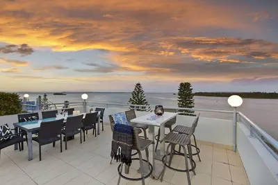 Image de Lakeside Luxury - Penthouse au bord de l'eau avec terrasse sur le toit