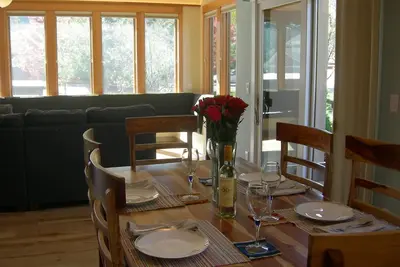 Image de Maison récemment rénovée et familiale avec vue sur la montagne et bain à remous