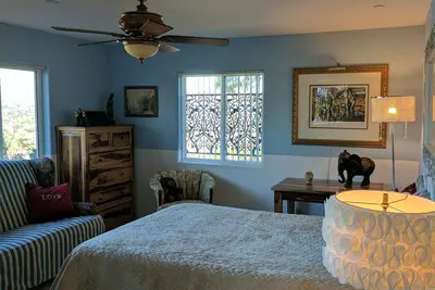 Image de Spacieux 2 chambres, 2 bains, parking dans la rue avec une vue privée imprenable