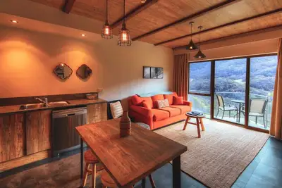 Image de Appartement avec balcon avec une décoration alpine unique et une vue spectaculaire sur les montagnes