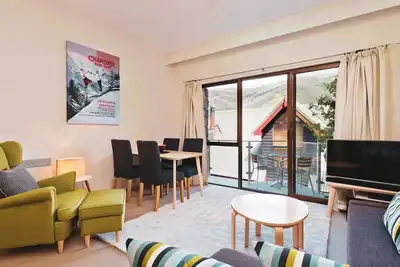 Image de Appartement moderne et confortable avec balcon privé et vue partielle sur la montagne
