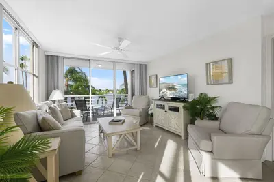 Image de Bahia Vista 2 chambres 2 salles de bain 8-309 Isla Del Sol, troisième étage, coin Wifi et parking gratuits