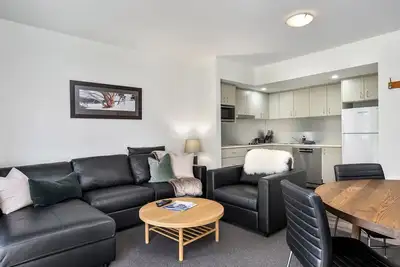 Image de Appartement bien équipé avec balcon privé et vue sur la montagne