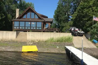 Image de Toute l'année propriété au bord du lac sur un chemin privé calme.