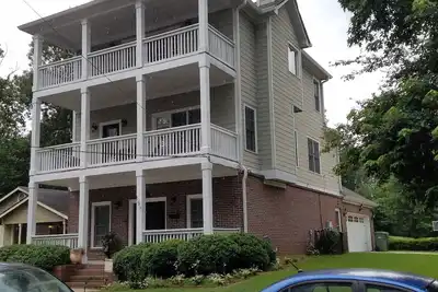 Image de Escapade chaleureuse de 5 Bdrm en Summerhill à côté de Grant Park et de l'État de Géorgie