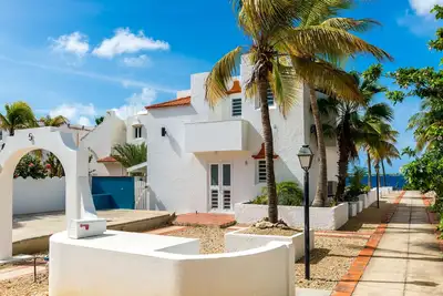 Image de Oceanfront Villa, grande maison de corail, à proximité des magasins de plongée, restaurants, piscine partagée