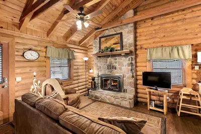 Image de Véritable cabane en bois rond, foyer, cuisine entièrement équipée