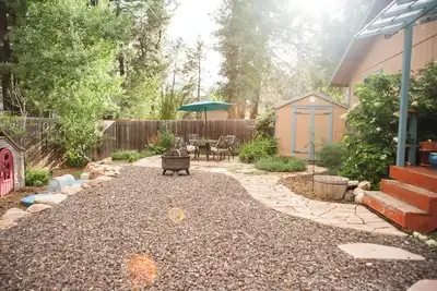 Image de Famille spacieuse et chien bienvenus à la maison