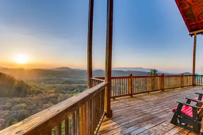 Image de Lookout Lodge est une grande et luxueuse cabane en bois avec des kilomètres de