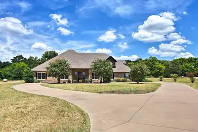 Image de Nouveau! Stallion Lake Ranch Home w / Patio - Événements Ok!