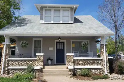Image de Maison charmante de 1910 sur la rue principale - Jardin paysager parfait pour les petits événements
