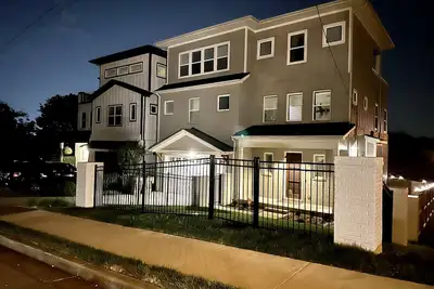 Image de Nouvelle Maison De Luxe Près de Gulch / 4 King / 4 Queen / 2 Twin