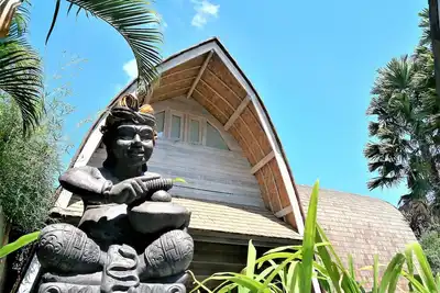 Image de Villa en bois \"Lumbung\" à quelques pas de la plage de Seminyak, de la rue Eat Street et des boutiques branchées