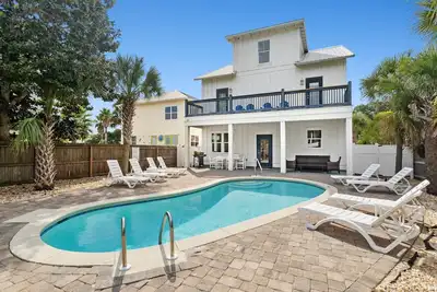 Image de Cristal Gem | Piscine chauffée | Étapes de la plage | Configuration de chaise de plage quotidienne | Marchez vers les restaurants