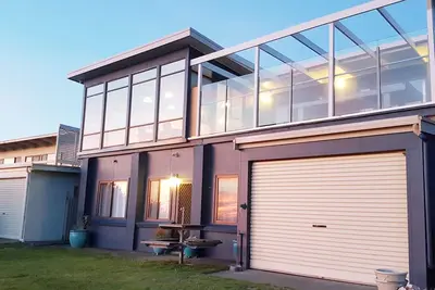 Image de Vues sur l'océan sans fin et 500 m à pied de la plage de surf de Goolwa! * Juste rénové *