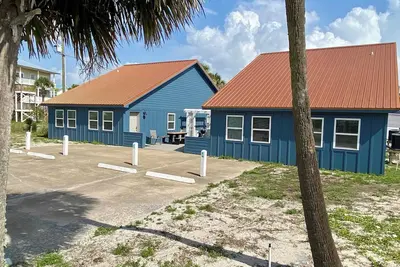Image de Beach Bum Cottages - À quelques pas de la plage, de la piscine creusée, de l'emplacement parfait