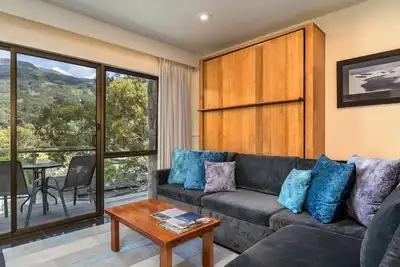 Image de Appartement moderne et confortable avec balcon et vue sur la montagne