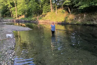 Image de Belle cabane \"Collier\" sur le ruisseau Collier. Aller nager ou tremper. Caddo Gap
