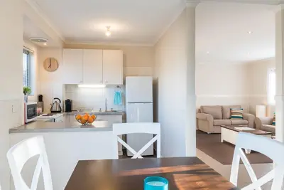 Image de At The Beach Pi - Beachley Bungalow 1 avec draps et WiFi