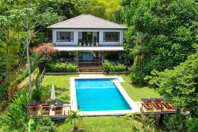 Image de Éloignez-vous de la foule! Jungle Villa à cinq minutes de l'océan avec Ac!