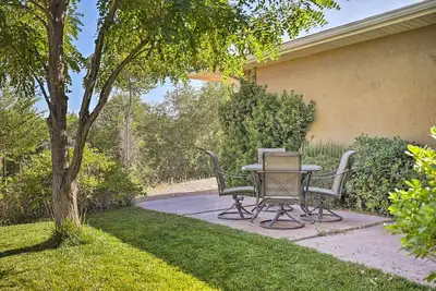Image de Nouveau! Maison confortable avec patio -30 minutes Ă Zion Nat. Parc!