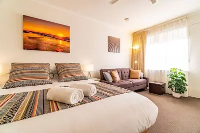 Image de Modest Glenelg Central Studio w/ Wifi + Parking