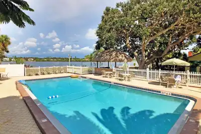 Image de Accès à la plage, piscine chauffée, embarcadères et Plus pour une escapade parfaite à la plage