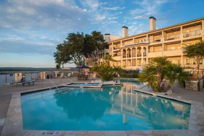 Image de Villa charmante et spacieuse avec un grand balcon enveloppant