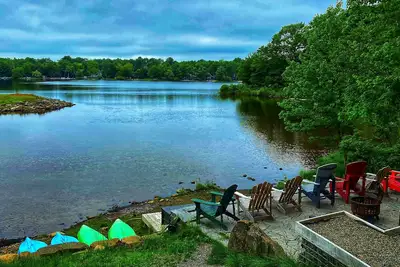 Image de Lakefront Pets Ok Boats 3 Level Backyard Grill Firepit Deck Patio Poconos