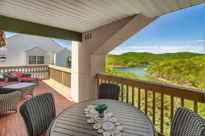 Image de Condo de luxe de 2 chambres - le meilleur des meilleurs! Vues incroyables sur le lac depuis le pont!